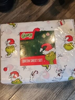 NWT The Grinch Dr. Seuss Queen Sheet Set - White and Green Holiday Print